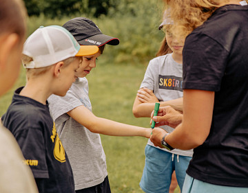 Děti ze 3.A a 3.B posílají pozdrav ze školy v přírodě.